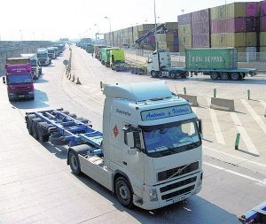Transportistas en el Puerto de Valencia. ::
IRENE MARSILLA