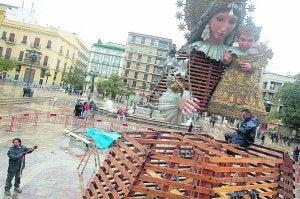 Montaje de la imagen de la Virgen para la Ofrenda, ayer por la mañana. ::                             TXEMA RODRÍGUEZ