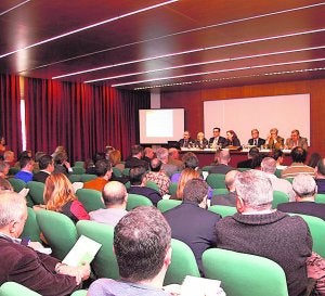 Miembros del Consejo del Agua del Júcar durante la sesión de ayer. ::                             CHJ