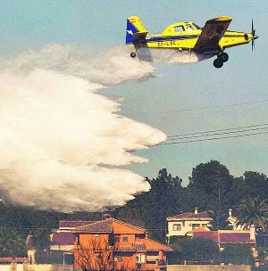 Un hidroavión trata de sofocar un incendio en San Antonio de Benagéber el pasado día 10. ::                             DAMIÁN TORRES