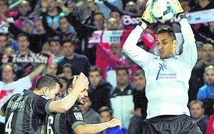 Keylor Navas atrapa el balón durante el Granada-Levante. ::
EFE/MIGUEL ÁNGEL MOLINA