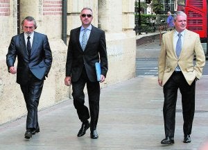 Francisco Correa, el abogado penalista Juan Carlos Navarro y Pablo Crespo. ::
TXEMA RODR'IGUEZ