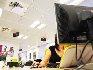 Una funcionaria trabaja delante de un ordenador. ::                             PAU BELLIDO