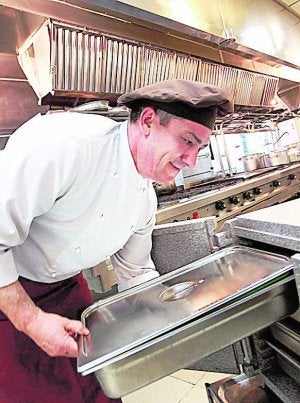 Chefs. El jefe de cocina Juan Antonio Sánches, preparando los 50 menús. ::                             LP