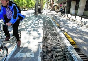 Carril bici con rejillas de ventilación, en la calle Navarro Reverter. ::                             IRENE MARSILLA