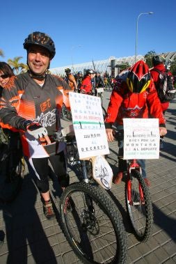 Dos participantes, con carteles contrarios a la prohibición.