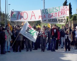 Cabeza de la manifestación de ayer en Sant Joan.