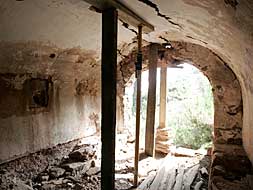 El interior de una de las construcciones situadas en el BIC del Desert de les Palmes en Benicàssim, completamente apuntalada debido a su deterioro.