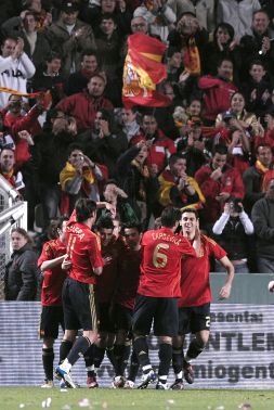 La afición anima a la selección en el Martínez Valero.