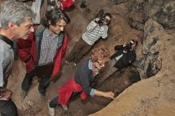 Hallan otras dos pinturas rupestres al limpiar los daños de la cueva de Palma