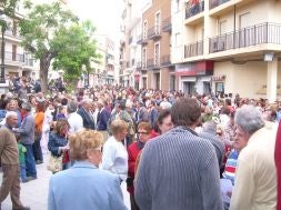 Un momento de la concentración pacífica de los vecinos de Chiva frente al consistorio.