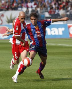 Pedro León intenta evitar el avance de Bruno, defensa del Almería.