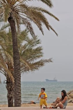 Los turistas de Gandia se gastan 33 euros al día y la mitad no sale ni a comer ni a cenar