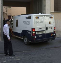 Furgón policial con varios detenidos.
