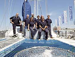 La triupulación del 'Oceana Ranger', ayer, en el puerto de Valencia.