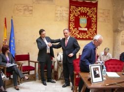 A la izquierda, el actual alcalde, Tamarit, da la mano a su antecesor Almenar.