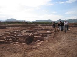 El concejal de Cultura, Vicente Vayá, en la visita de los restos hallados en el Norte del Palancia.