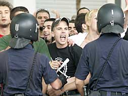 Agentes de la policía custodian a un grupo de ultras antifascistas.