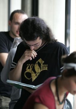 Un joven repasa apuntes durante uno de los descansos de las pruebas.