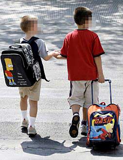 Dos escolares a la salida del colegio.