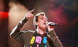 Manolo García, ayer, en el concierto que ofreció en la plaza de toros de Valencia.