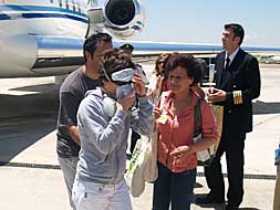 Elvira, entre su madre y su hermano, a su llegada al aeropuerto de Manises.