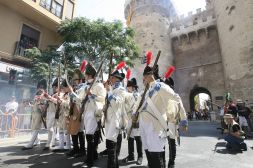 Un grupo de soldados ante las torres de Quart.