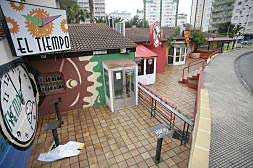 Pubs de la plaça del Castell de la playa de Gandia, cuyo espacio ha sido declarado Zona Acústicamente Saturada (ZAS) por una sentencia judicial.