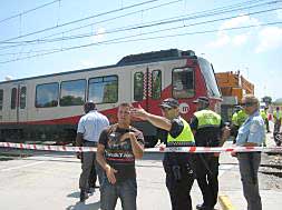 Un policía habla con un joven junto al metro de FGV que ayer descarriló cuando llegaba a la parada de Canterería, en Burjassot.