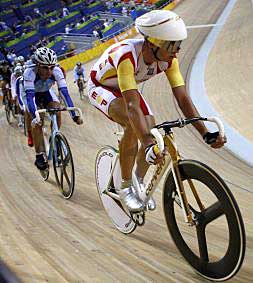 Joan Llaneras rueda por la parte más elevada del peralte del velódromo.