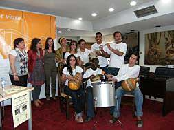 Parte del grupo brasileño de Candeal durante la presentación del concierto solidario ayer en Alzira.