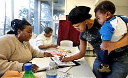 Una joven deja su rúbrica en Nueva Orleans durante la elaboración del censo para votar en las primarias.