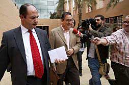 El secretario municipal de Bigastro, Antonio Saseta, ayer a su salida de los juzgados de Orihuela.