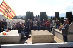 Un momento del homenaje, celebrado en el cementerio de Benissa.