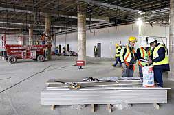 Los operarios trabajan en la terminal del aeropuerto, en una reciente visita a las instalaciones de Vilanova.