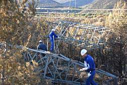Operarios se disponen a levantar las torres de alta tensión derribadas por el viento y que, según las investigaciones, desataron el incendio en La Nucia.