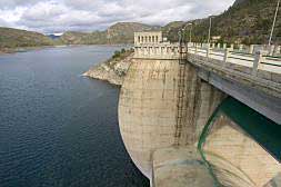 El pantano de Loriguilla en una imagen captada el viernes, al 28% de su capacidad. En la presa se aprecia el contrafuerte que protege una de sus compuertas.