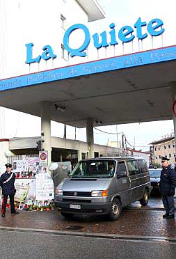 Una furgoneta sacaba ayer el cuerpo sin vida de Eluana Englaro del hospital de Udine en el que falleció el pasado lunes.