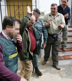 El alcalde de Alcaucín, José Manuel Martín Alba, detenido por la Guardia Civil, saluda ante los aplausos de los vecinos.