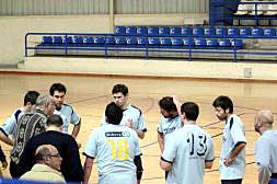 Vicente Botella dando instrucciones a sus jugadores.
