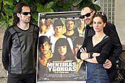 Los directores David Menkes y Alfonso Albacete, junto a la actriz Marieta Orozco y el cartel de la película.