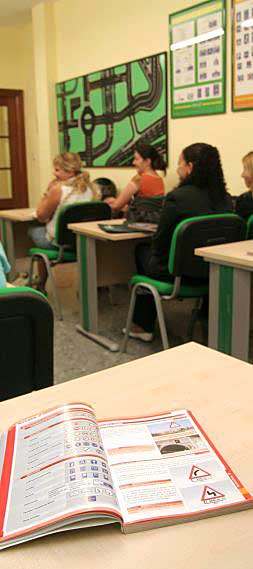Alumnos asisten a clase en una autoescuela valenciana.