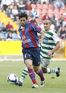 Líbero Parri conduce el balón.