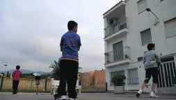 UBICACIÓN. Unos niños juegan en la calle donde apareció la pequeña abandonada. / DANIEL DUART