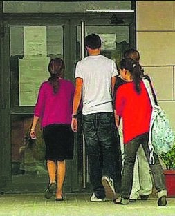 EL INSTITUTO. Alumnos entran al centro.. /LP