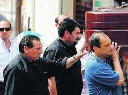 ÚLTIMO ADIÓS. El padre de la joven asesinada en Elche acaricia el ataúd de su hija . /EFE/MORELL