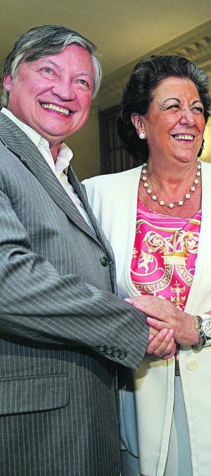 SINTONÍA. La alcaldesa coge las manos de Karpov. /EFE/BIEL ALIÑO