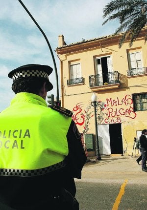 VIGILANCIA. Un policía local junto al local okupa. /V. MARTÍNEZ
