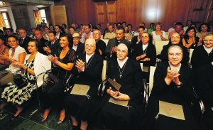 GRATITUD. Los vecinos de Xàbia coparon el aforo del salón de sesiones del ayuntamiento en este acto. /JOSÉ IGLESIAS