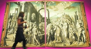 SOLEMNE. Una joven pasa ante el cuadro 'Resurrección de Lázaro' de 1555-1556, atribuido al pintor Pierrez Chirart, durante la presentación en el Museo de Bellas Artes. /EFE/KAI FÖRSTERLING